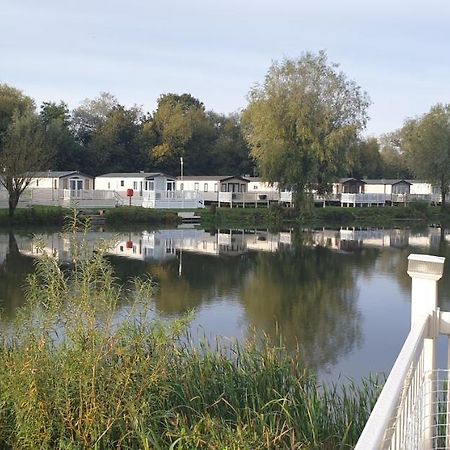 Lakeside Cotswold Holiday Home Cirencester Kültér fotó