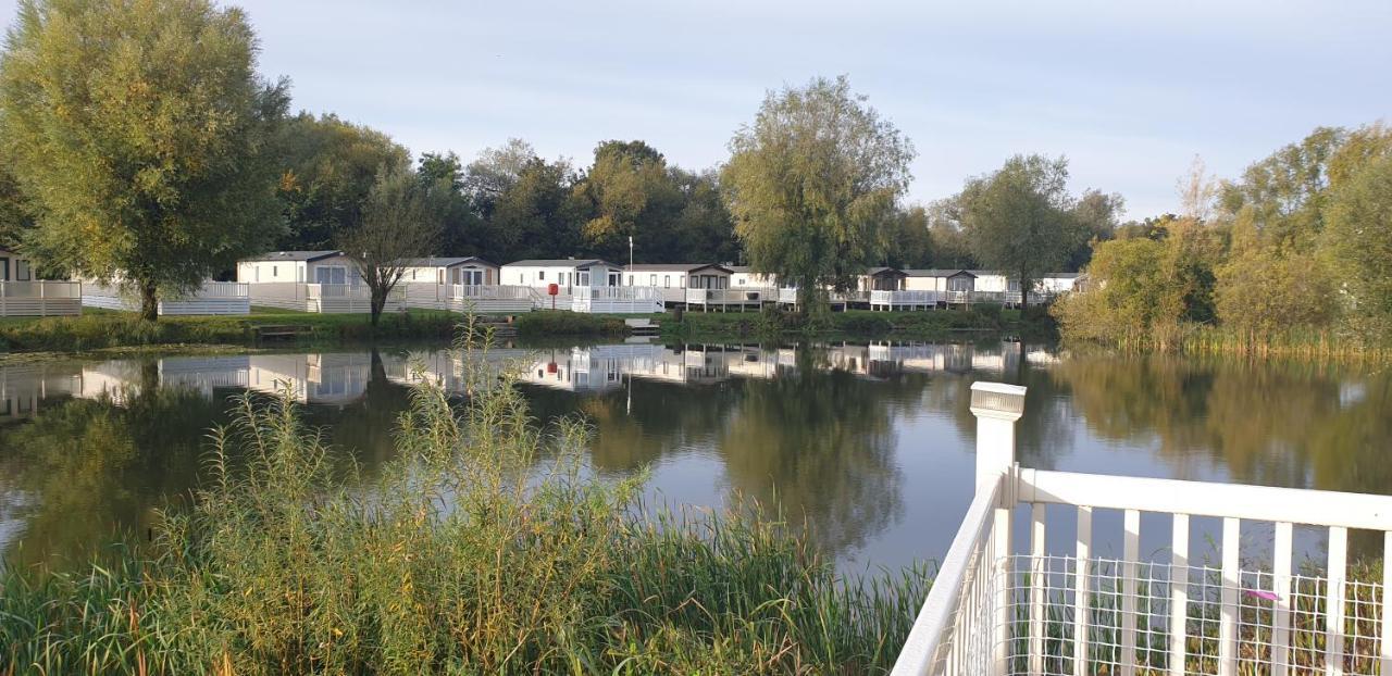 Lakeside Cotswold Holiday Home Cirencester Kültér fotó